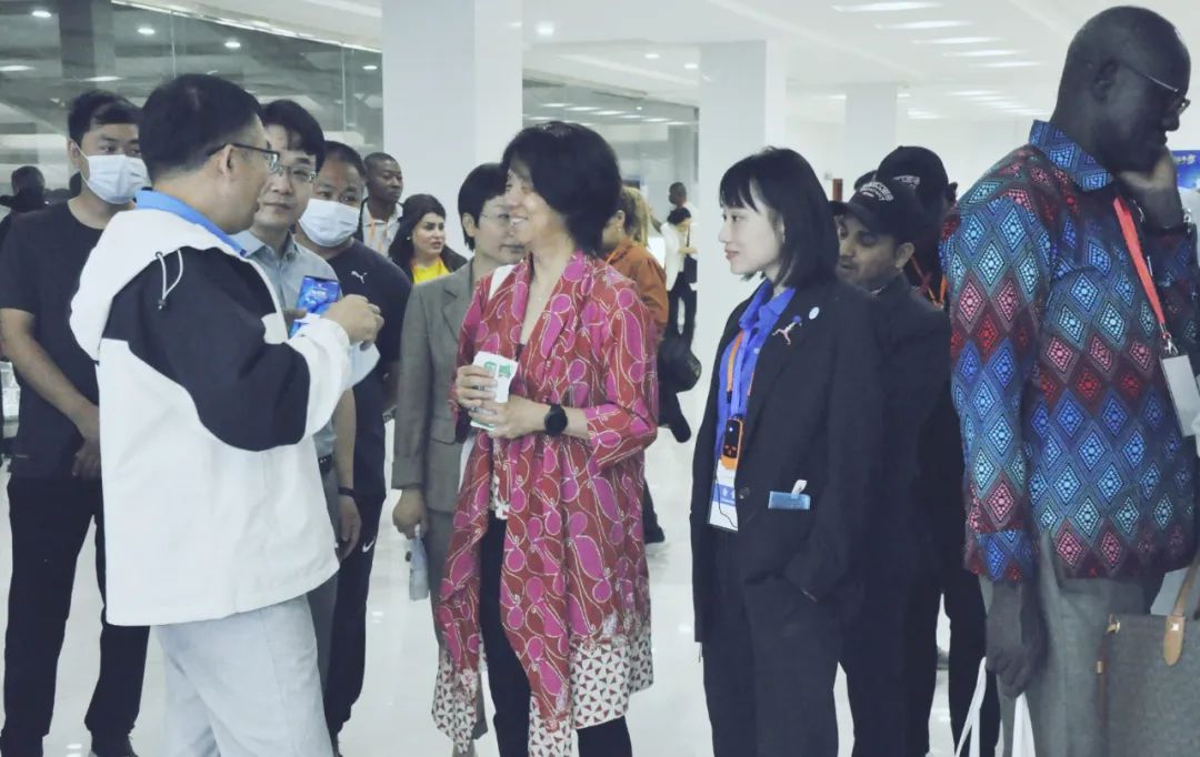 北京大學南南合作與發(fā)展學院教授、全球伙伴關系主任周詠梅一行蒞臨花花牛平輿瑞亞牧業(yè)參觀調研