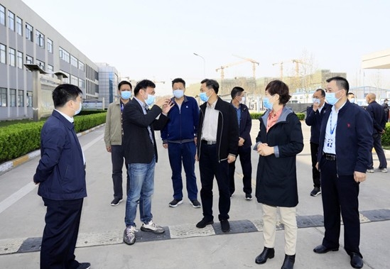 鄭州市人大副主任孫黎、市政府副市長(zhǎng)李喜安一行 蒞臨花花牛開(kāi)展“三送一強(qiáng)”活動(dòng)