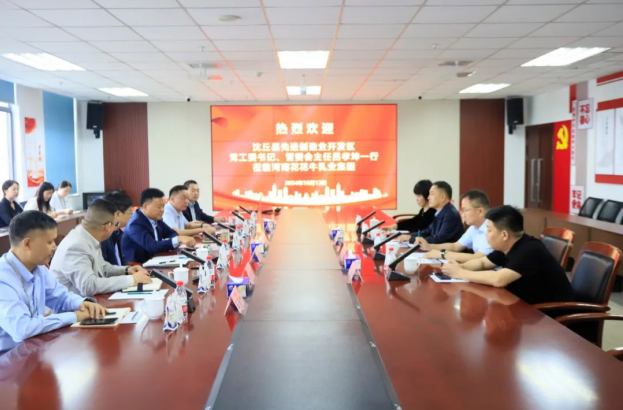 沈丘縣先進(jìn)制造業(yè)開發(fā)區(qū)黨工委書記呂孝坤、金絲猴食品有限公司董事長李旸等一行到訪河南花花牛乳業(yè)集團(tuán)